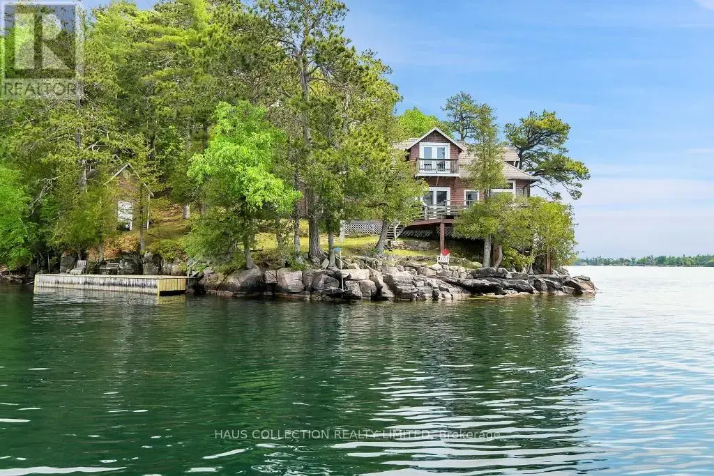 1 Little Grenadier Island, Leeds and the Thousand Islands